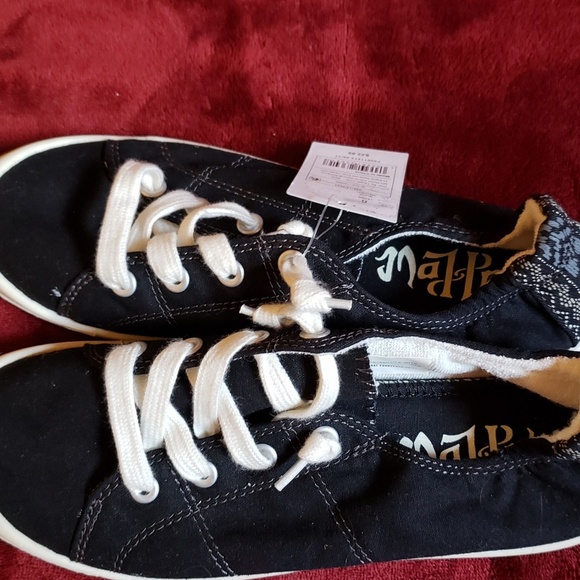 black sneakers,size 6 - Picture 2 of 4